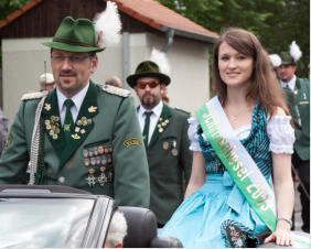 Schützenliesel Sandra Sokoll und Adjutant des Königshauses Harald Weixler bei dem Festzug 2013